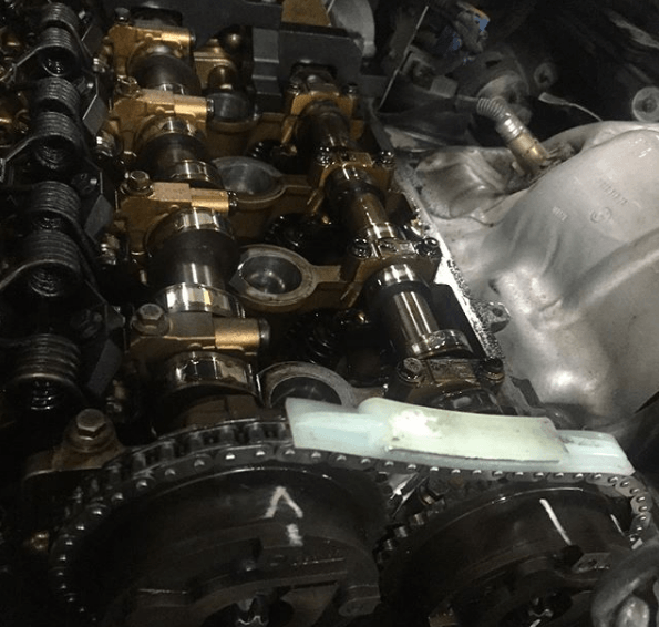 Замена цепи, клапана регулировки давления масла, успокоителей и направляющих в BMW 116 F20