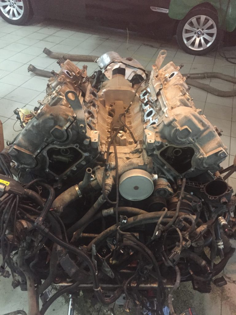 Замена маслосъемных колпачков на  BMW X6 мотор n63. Удаление катализатора.