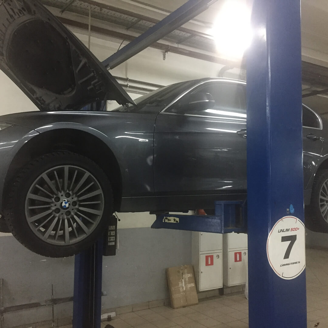 Сервис 30. БМВ f30 на подъемнике. F30 BMW В сервисе. BMW 3 f30 на подъемнике. BMW f30 318i на подъемнике.