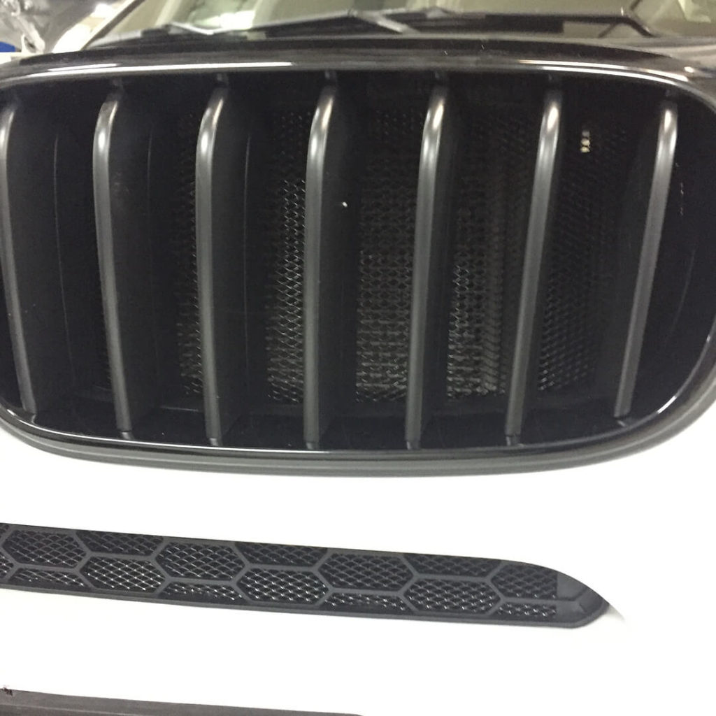Установка защитных сеток в решетки радиатора и переднего бампера BMW