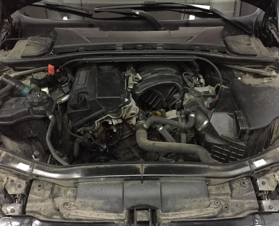 Замена прокладок корпуса масляного фильтра и уплотнений клапанов VANOS в BMW 318 (N46)