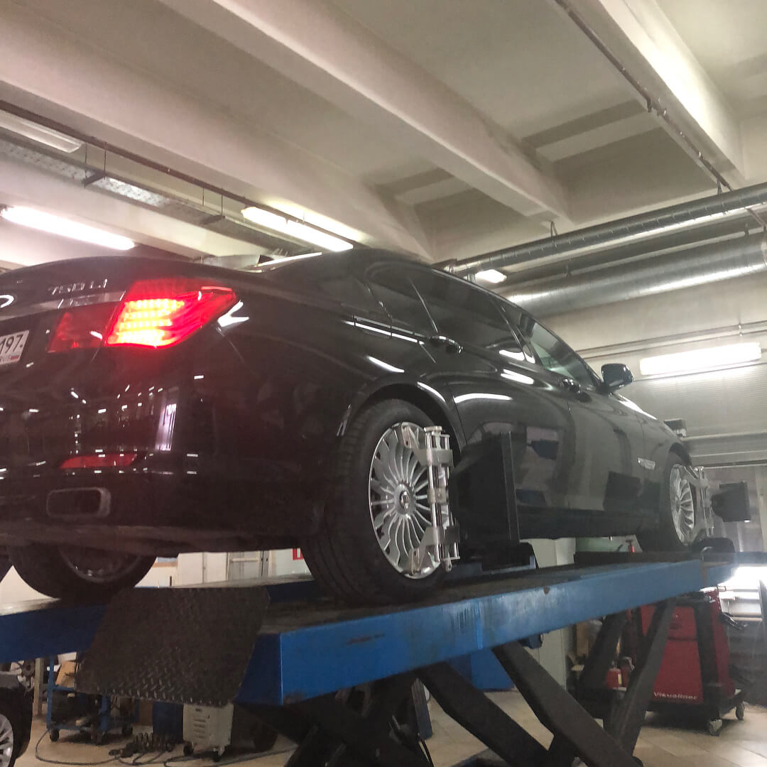 Проверка и регулировка углов установки колес на BMW F02