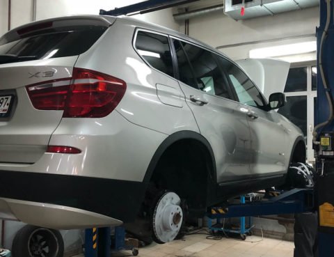 Замена передних и задних тормозных дисков и колодок у BMW Х3 F15