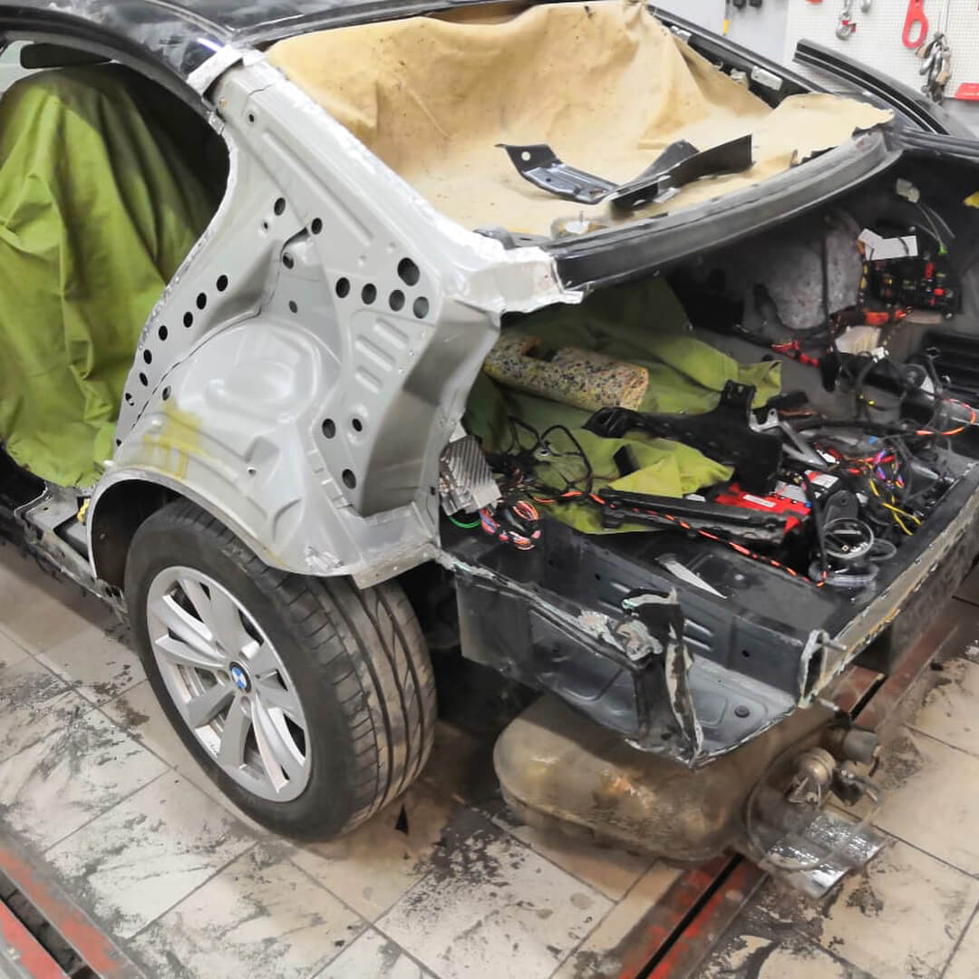 Процесс сложного кузовного ремонта БМВ
