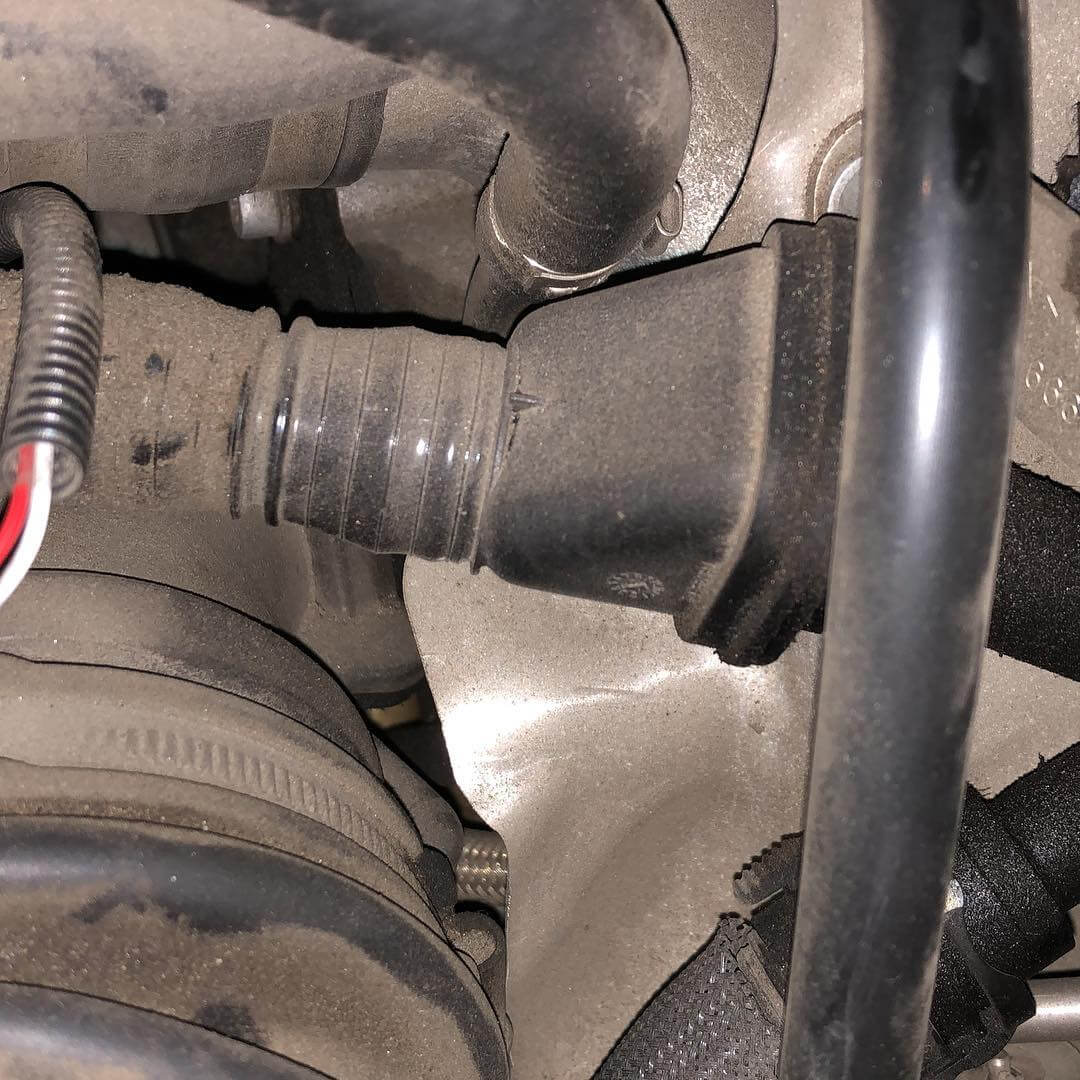 Неисправность системы вентиляции картера двигателя у БМВ X6M