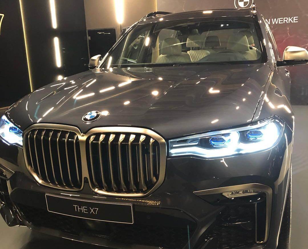 Новый автомобиль BMW X7 премиум класса