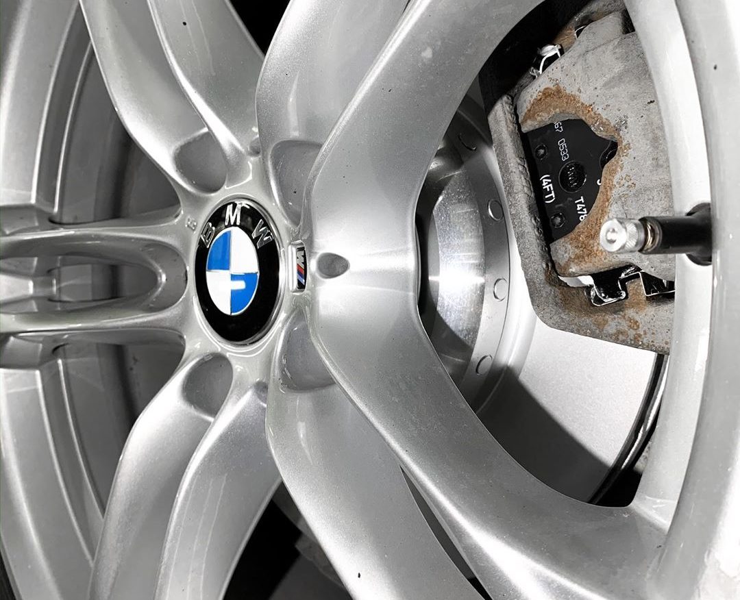 Замена тормозных дисков и колодок на BMW 5