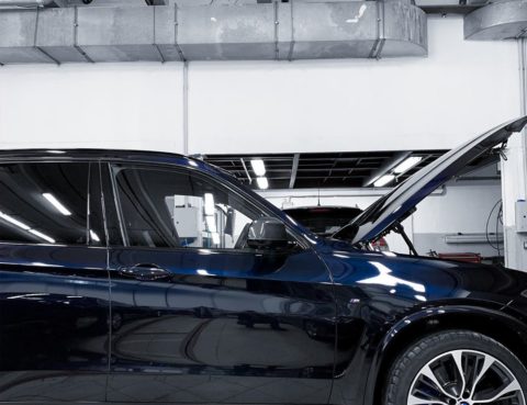Замена лобового стекла и дополнительные работы на BMW X5 M50d