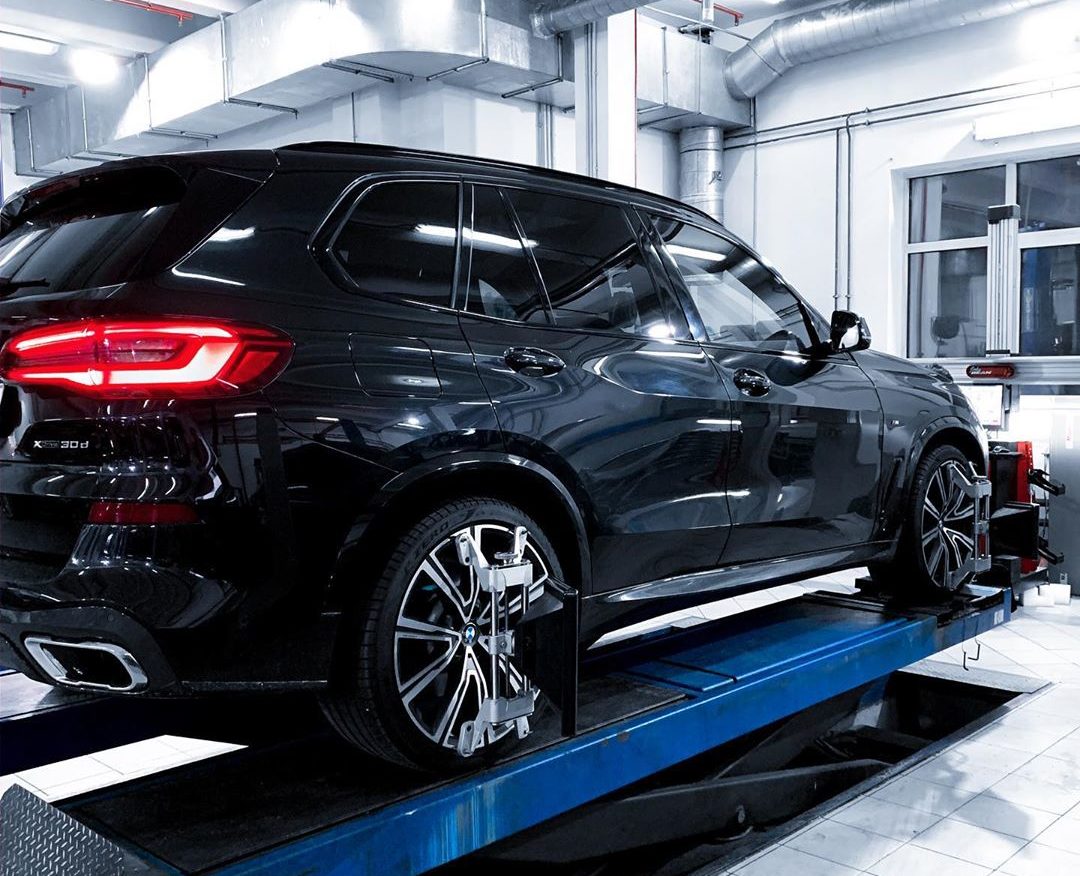 Проверка и регулировка углов установки колес на BMW X5(G05)